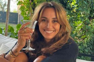 benedetta parodi sorridente in primo piano con un bicchiere in mano