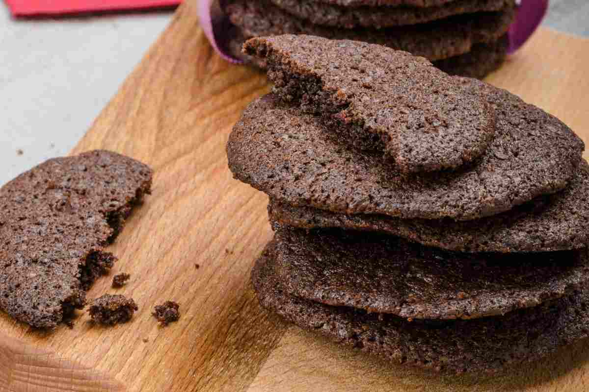 biscotti al cioccolato impilati uno sull'altro