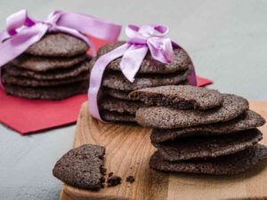biscotti al cioccolato legati da nastrini