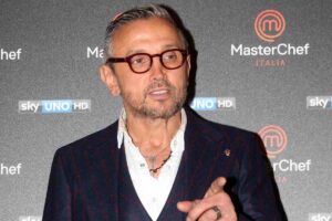 bruno barbieri in primo piano che indica
