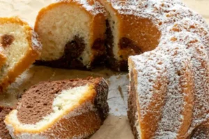 Ciambella bicolore con fette tagliate e zucchero a velo