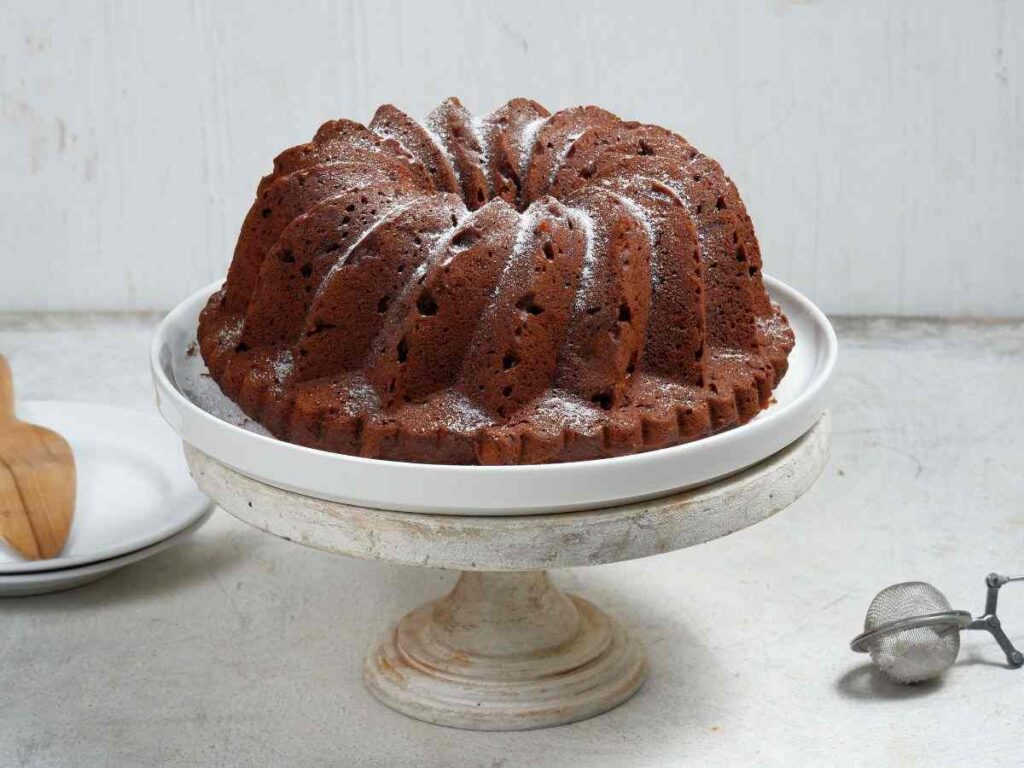 un ciambellone al cioccolato su una alzatina