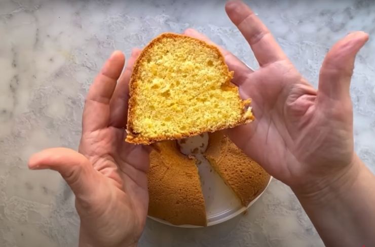 natalia tiene in mano fetta di ciambellone