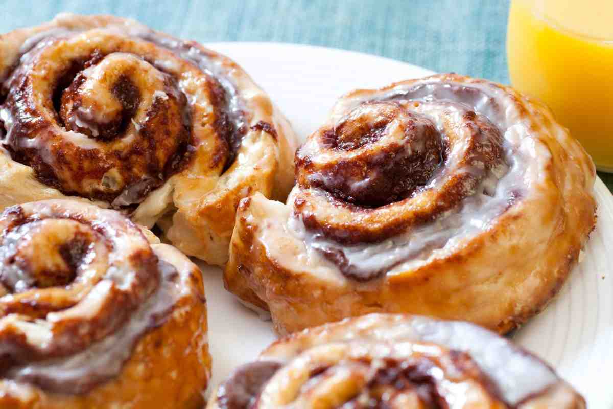 delle cinnamon rolls con glassa