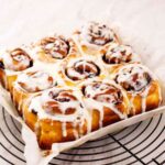 cinnamon rolls con salsa bianca in superficie