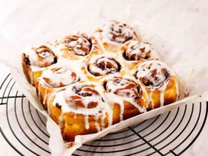 cinnamon rolls con salsa bianca in superficie