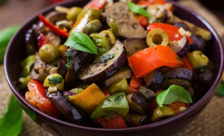 contorno a base di melanzane peperoni e olive