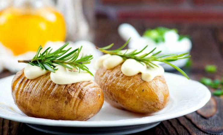 patate a fisarmonica con salsa e rosmarino