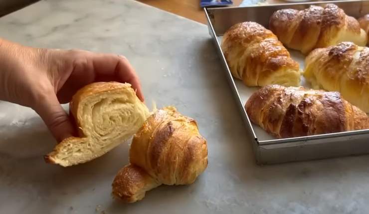 cornetto tagliato in due e altri in una teglia