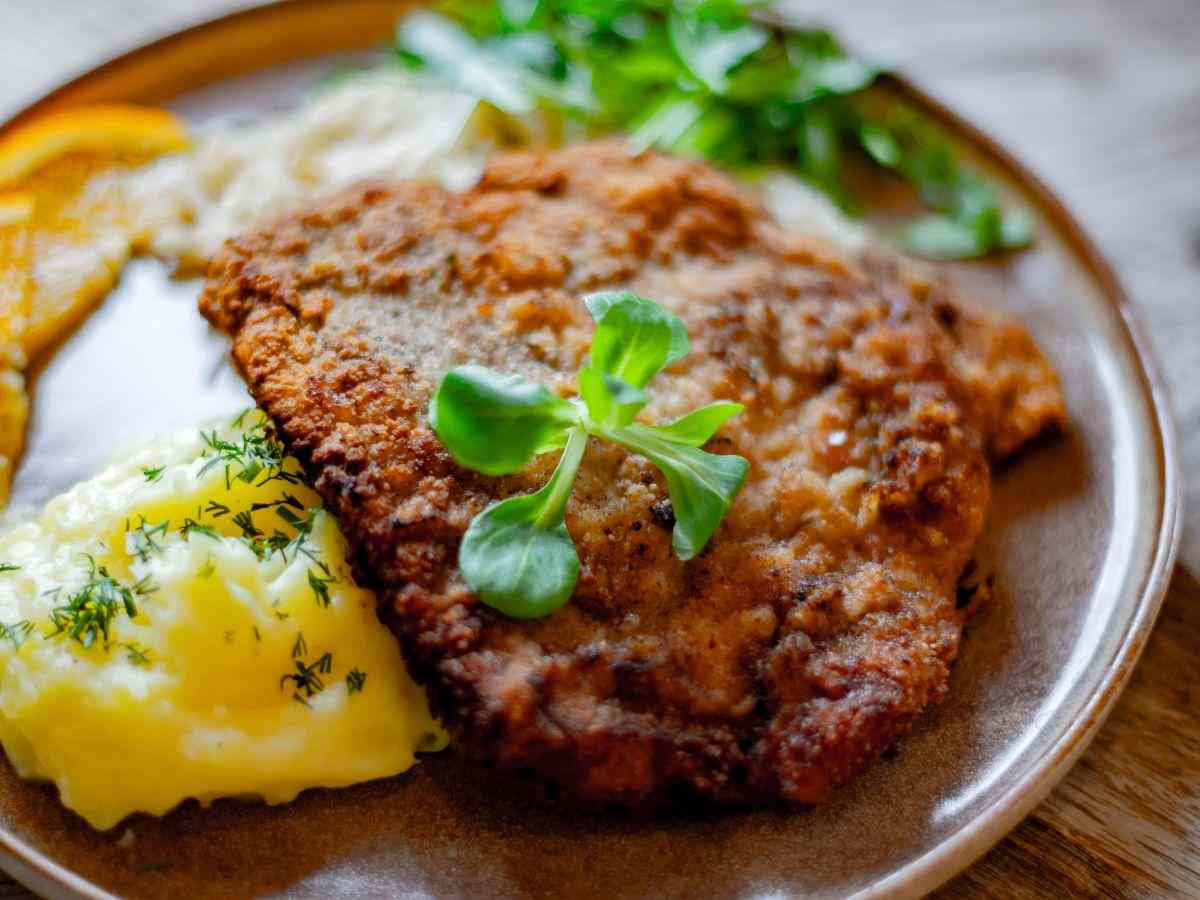 una cotoletta con verdura e purè di patate