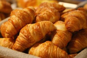 croissant in una cesta