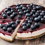 cheesecake con sopra mirtilli e salsa ai mirtilli