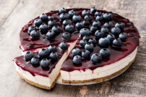 cheesecake con sopra mirtilli e salsa ai mirtilli