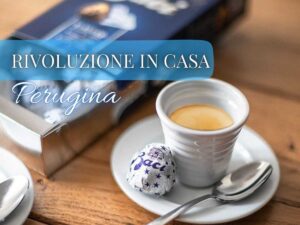 una tazzina di caffè con un bacio perugina