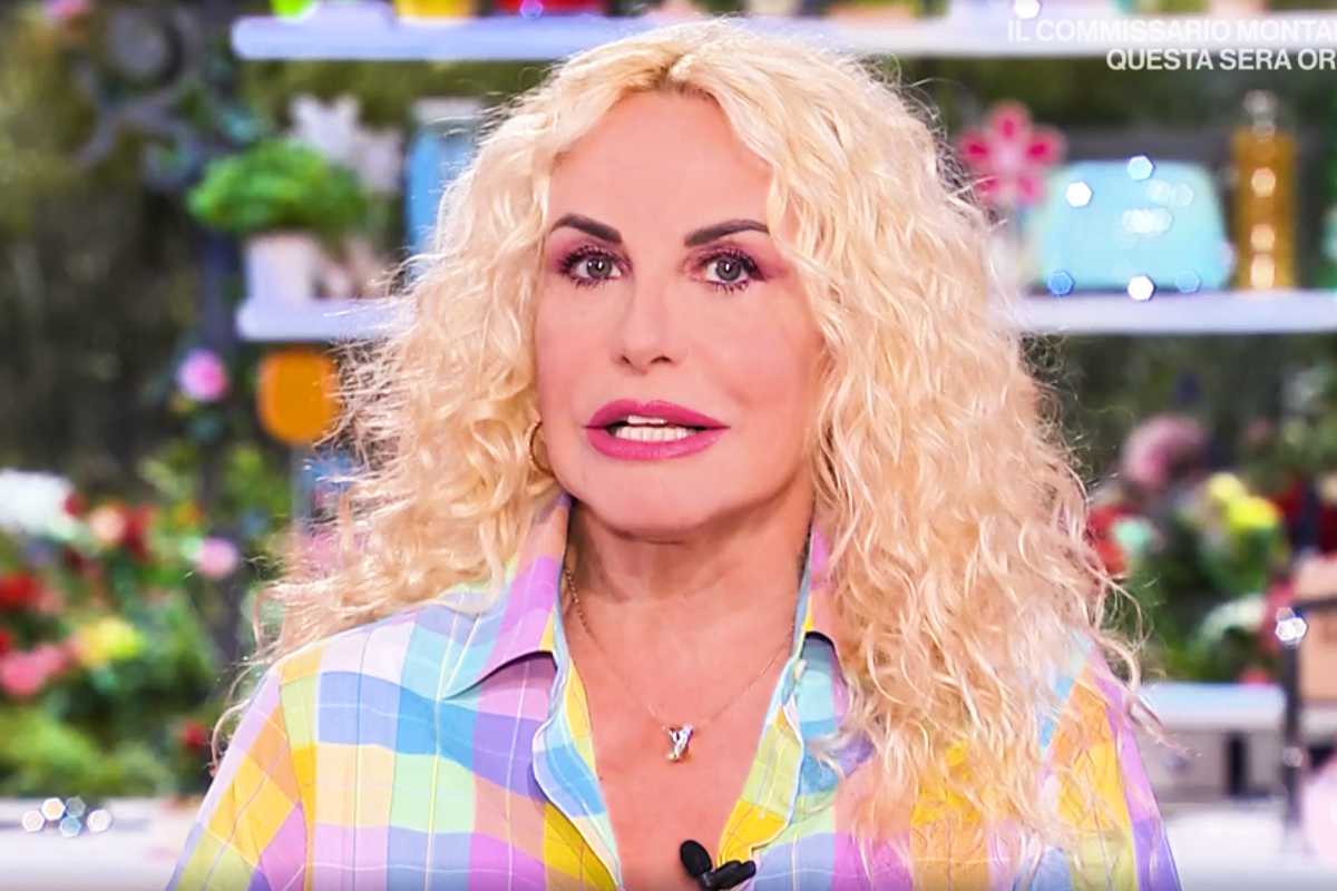 antonella clerici mentre parla