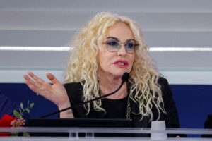 antonella clerici mentre parla