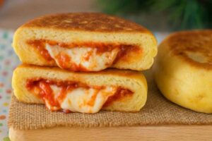 focaccina di patate con dentro pomodoro e mozzarella