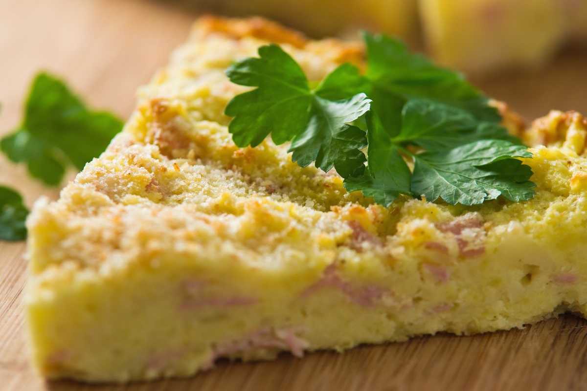 fetta di gateau di patate con prosciutto