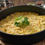 un gateau di patate in una tortiera