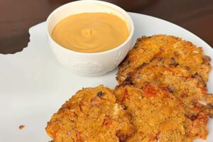 frittelle e salsa in una ciotolina