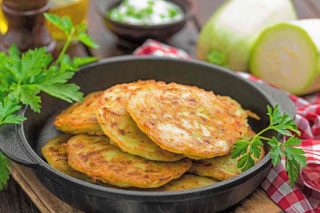 frittelle di zucchine nel piatto con prezzemolo