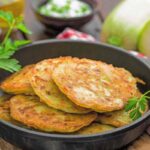 frittelle di zucchine nel piatto con prezzemolo