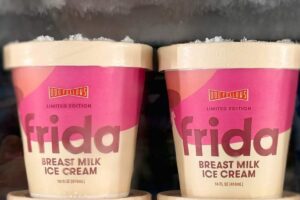 Confezioni in freezer con gelato col latte materno