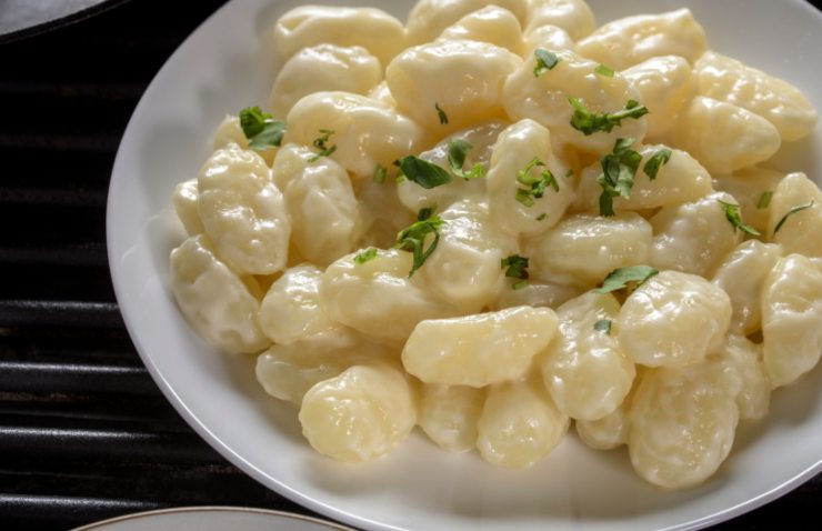 gnocchi cremosi con salsa di anacardi e prezzemolo tritato