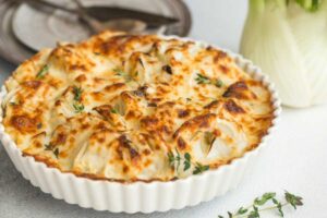 gratin di finocchi in una teglia da forno