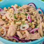 ciotola di insalata con fagioli, tonno e cipolla rossa