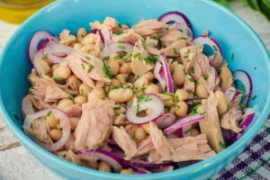 ciotola di insalata con fagioli, tonno e cipolla rossa