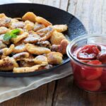kaiserschmarrn in padella servito con marmellata