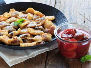 kaiserschmarrn in padella servito con marmellata