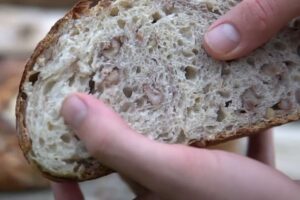 mani sul pane