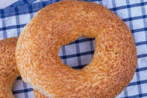 Un bagel poggiato su un canovaccio