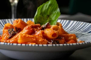 piatto di pasta alla norma con basilico
