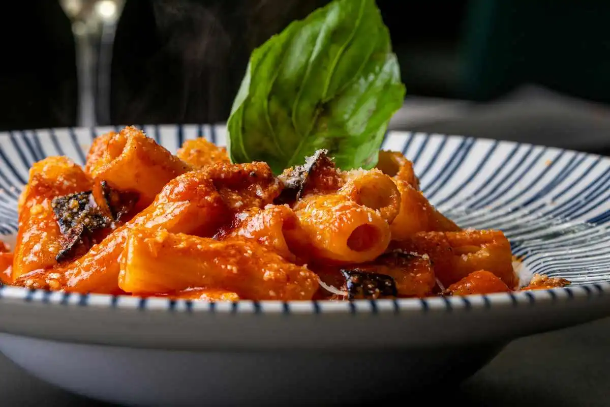 piatto di pasta alla norma con basilico