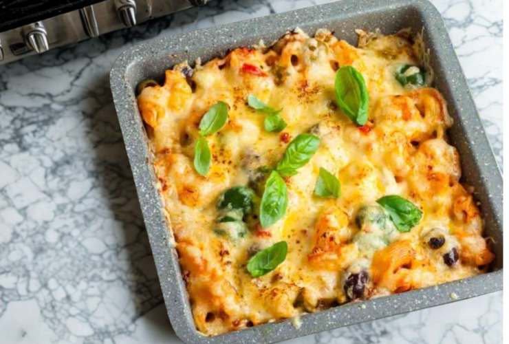 pasta al forno con sopra formaggio e basilico