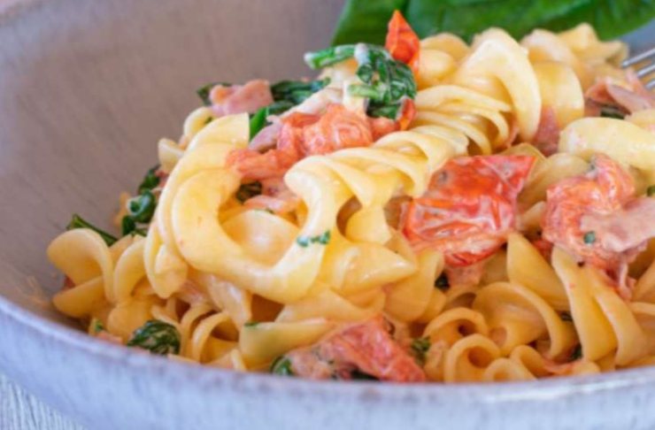 fusilli cremosi con pomodorini e basilico