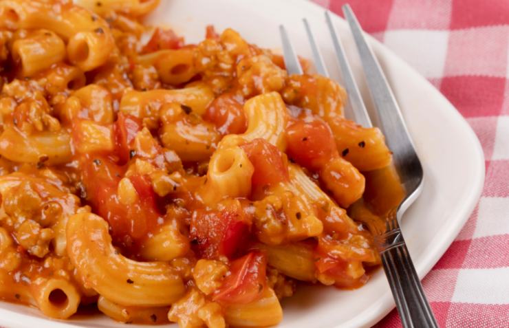 pasta con sugo di pomodoro e verdure cremoso
