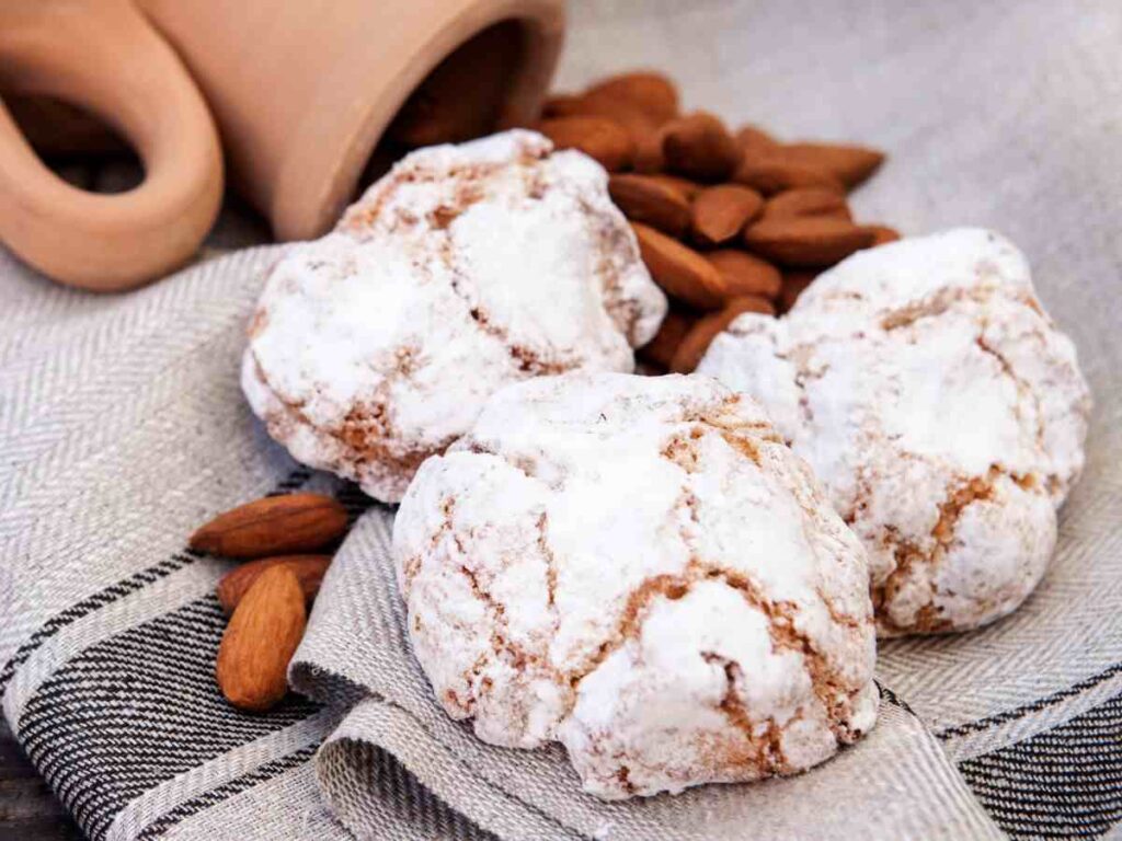 delle paste di mandorla in una composizione con un vaso