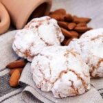 delle paste di mandorla in una composizione con un vaso