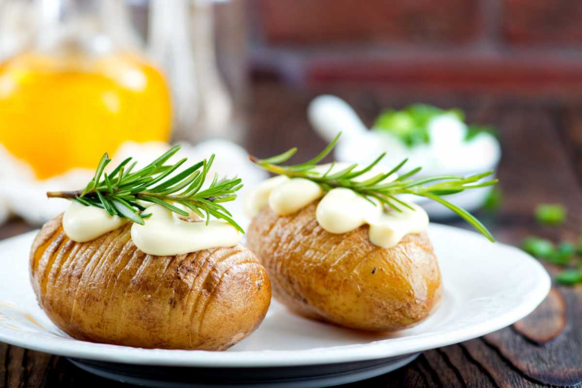 Patate con salsa e rosmarino