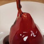 una pera con sopra del liquido rosso