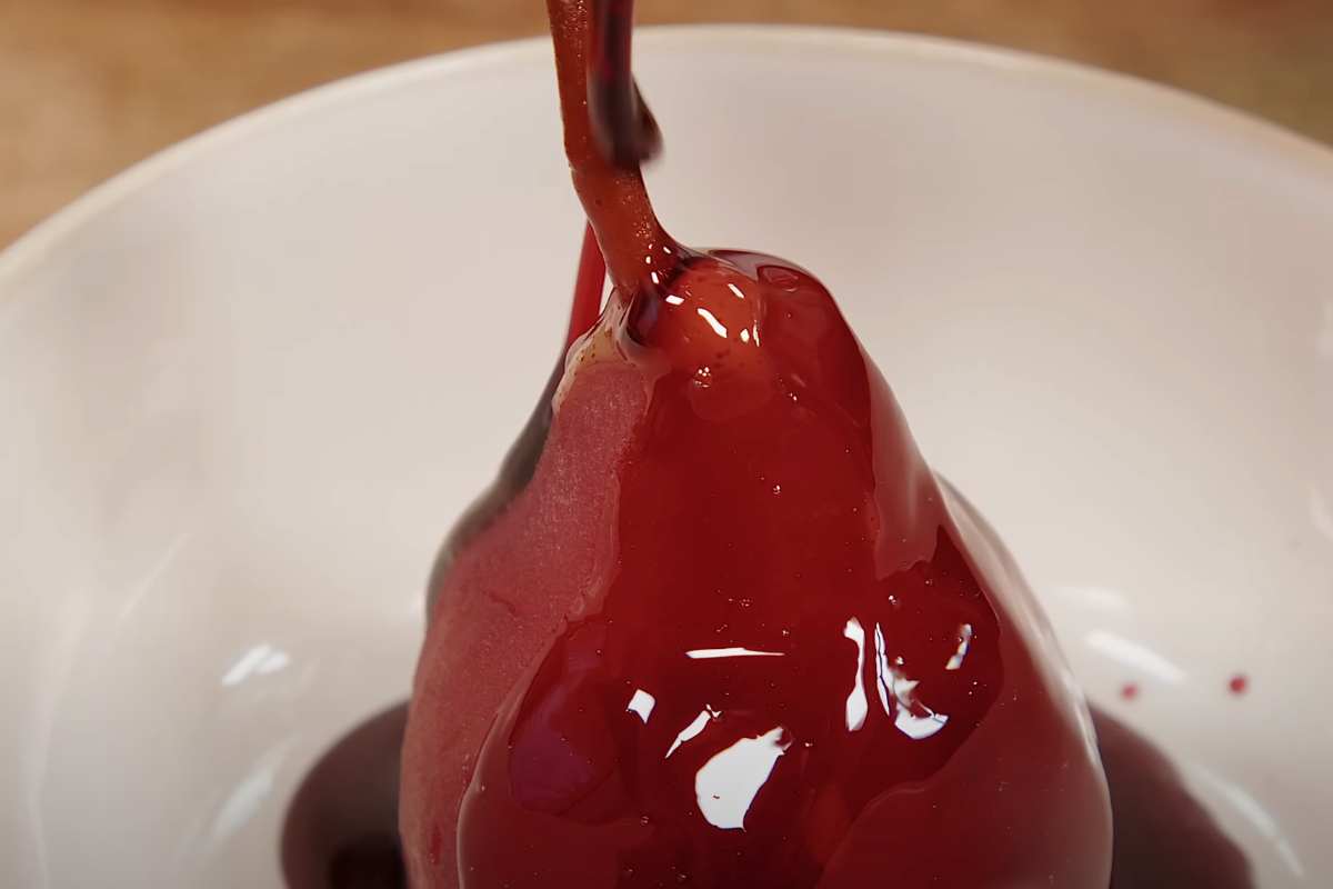 una pera con sopra del liquido rosso