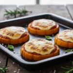 dei dischi di zucca conditi con pomodoro e mozzarella