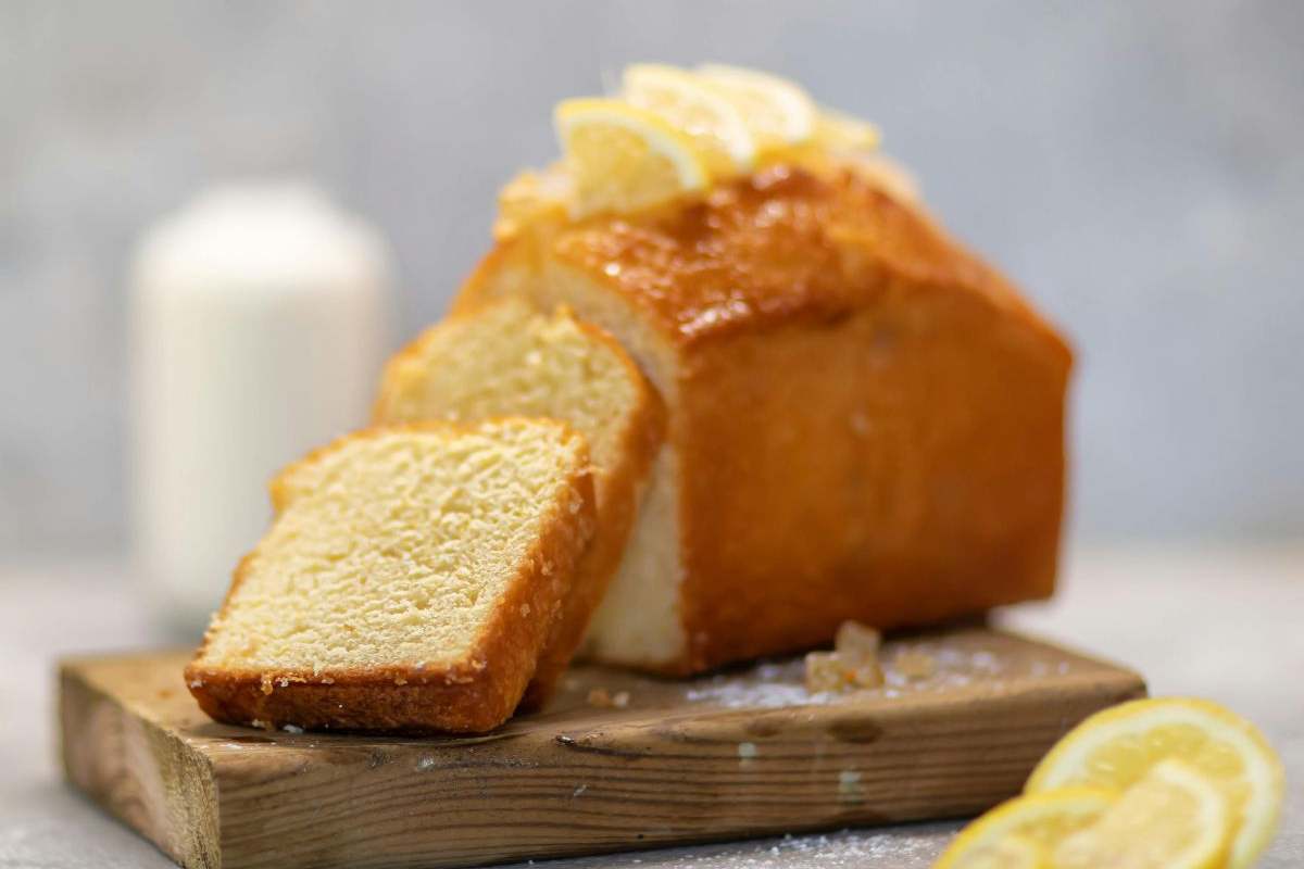 plumcake soffice a fette con fettine di limone