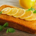plumcake con fette di limone in superficie