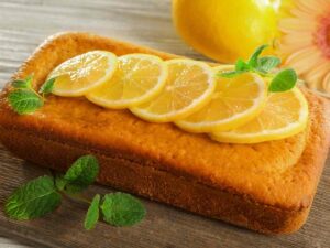 plumcake con fette di limone in superficie
