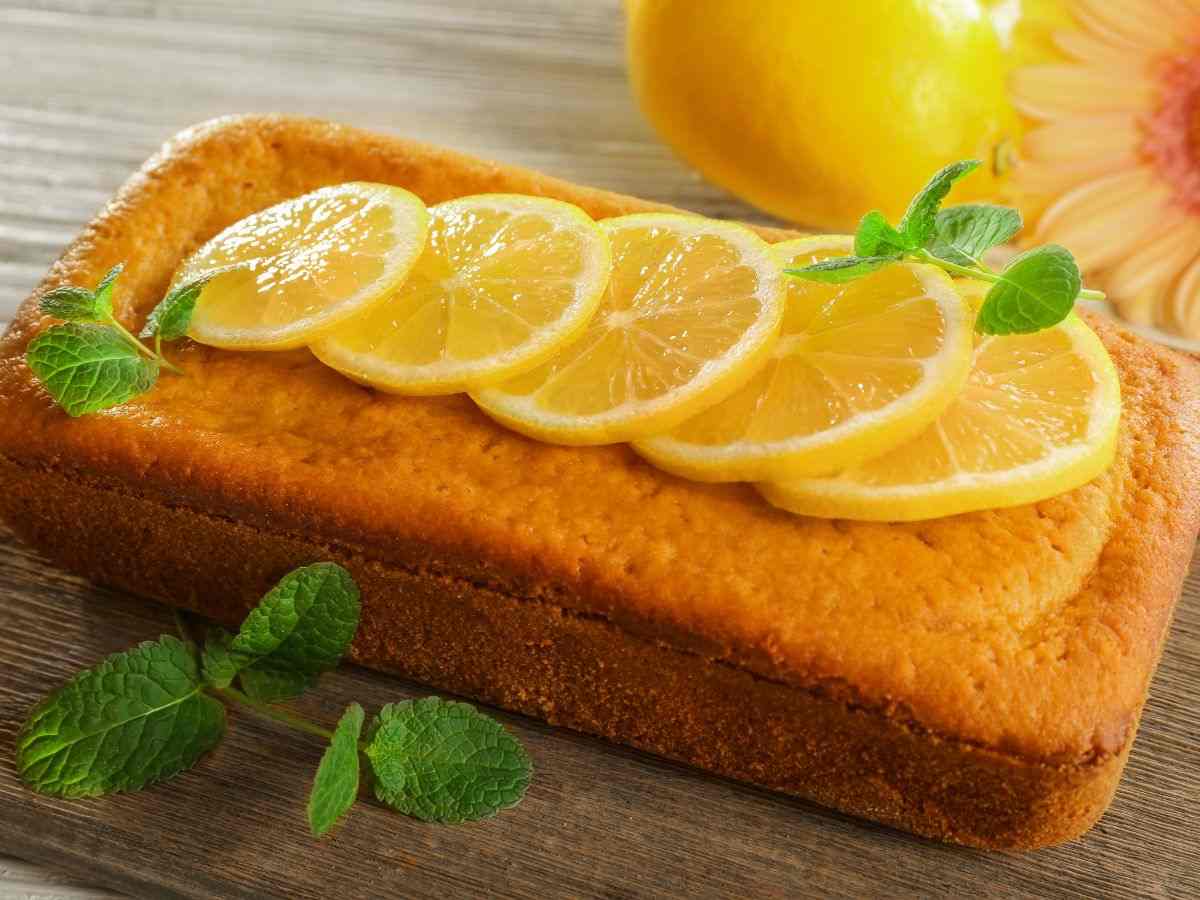 plumcake con fette di limone in superficie